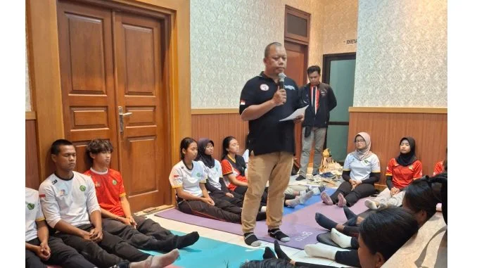 Instruktur memberikan sesi hypnosport kepada atlet, informasi biaya hypnosport Bali lengkap untuk konsultasi.