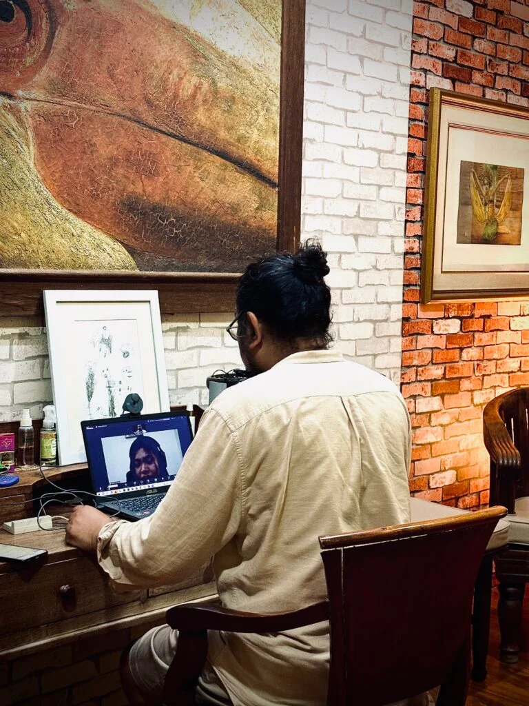 Proses konsultasi hipnoterapi denpasar online Bali lewat komputer. Psiklog Bali