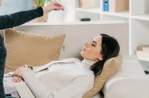 Wanita menjalani hipnoterapi insomnia Bali agar tidur lebih cepat dan berkualitas.