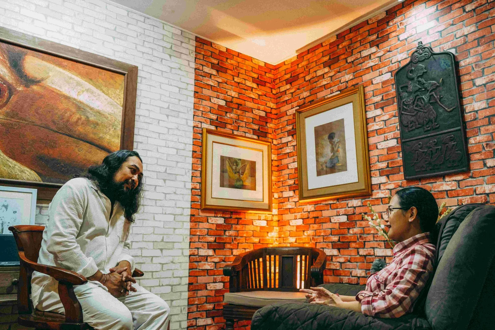 Konsultasi layanan psikolog dan hipnoterapi percaya diri Bali dalam ruangan nyaman dengan suasana santai.