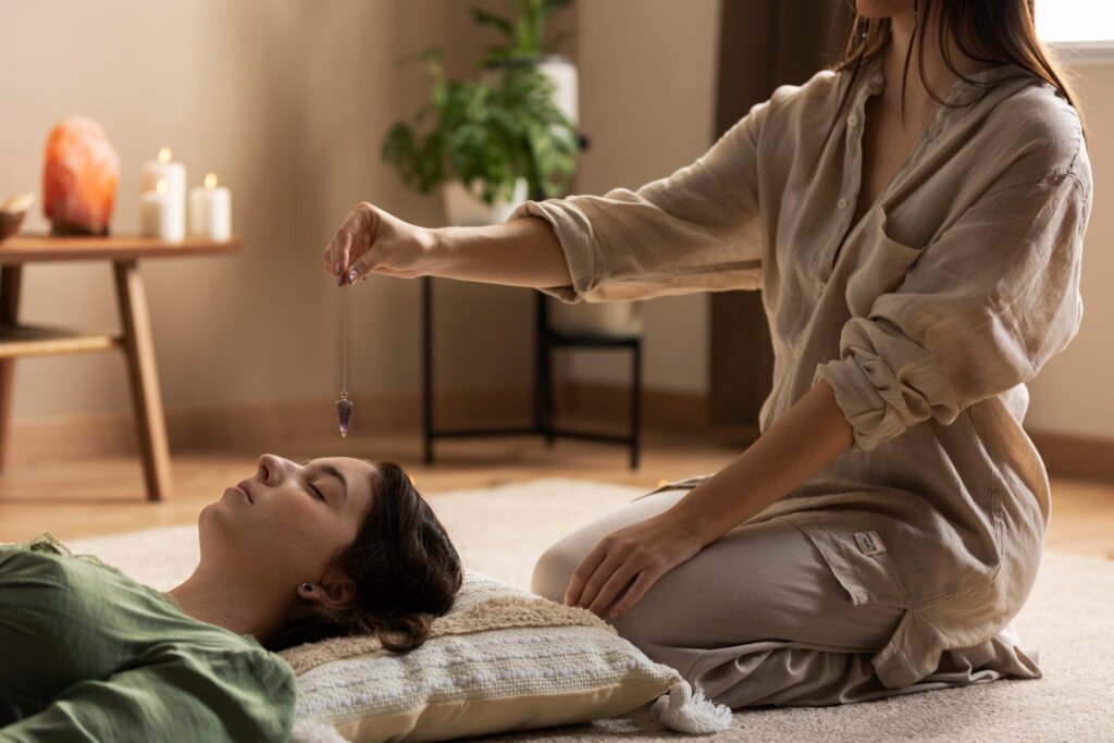 Praktisi melakukan terapi relaksasi dengan reiki, berkaitan dengan biaya hipnoterapi di Denpasar.