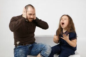 Ayah dan anak dalam sesi emosi intens, dikelola lewat hipnoterapi trauma Bali.