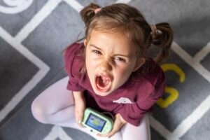 Anak kecil menunjukkan ekspresi emosional, relevan dengan persiapan hipnoterapi online untuk masalah perilaku.