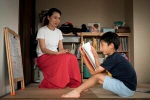 Orang tua berdiskusi dengan anak sebagai bagian dari persiapan hipnoterapi online untuk dukungan keluarga.