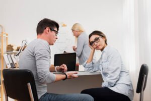 Tim kantor berdiskusi mengatasi stres kerja dengan solusi Hipnoterapi Online Bali.