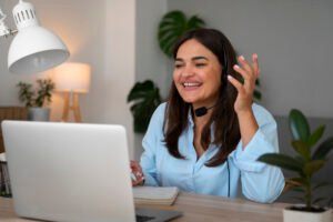 Wanita tersenyum saat konsultasi virtual, menggambarkan persiapan hipnoterapi online dengan suasana rileks.