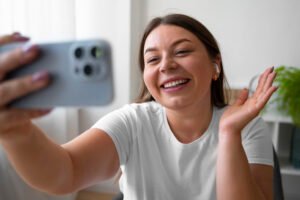 Sesi percakapan online yang menyenangkan sebagai bagian dari persiapan hipnoterapi online di rumah.