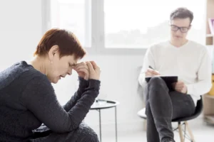 Klien merasa cemas saat sesi konsultasi – ilustrasi biaya psikolog di Bali untuk terapi individu.