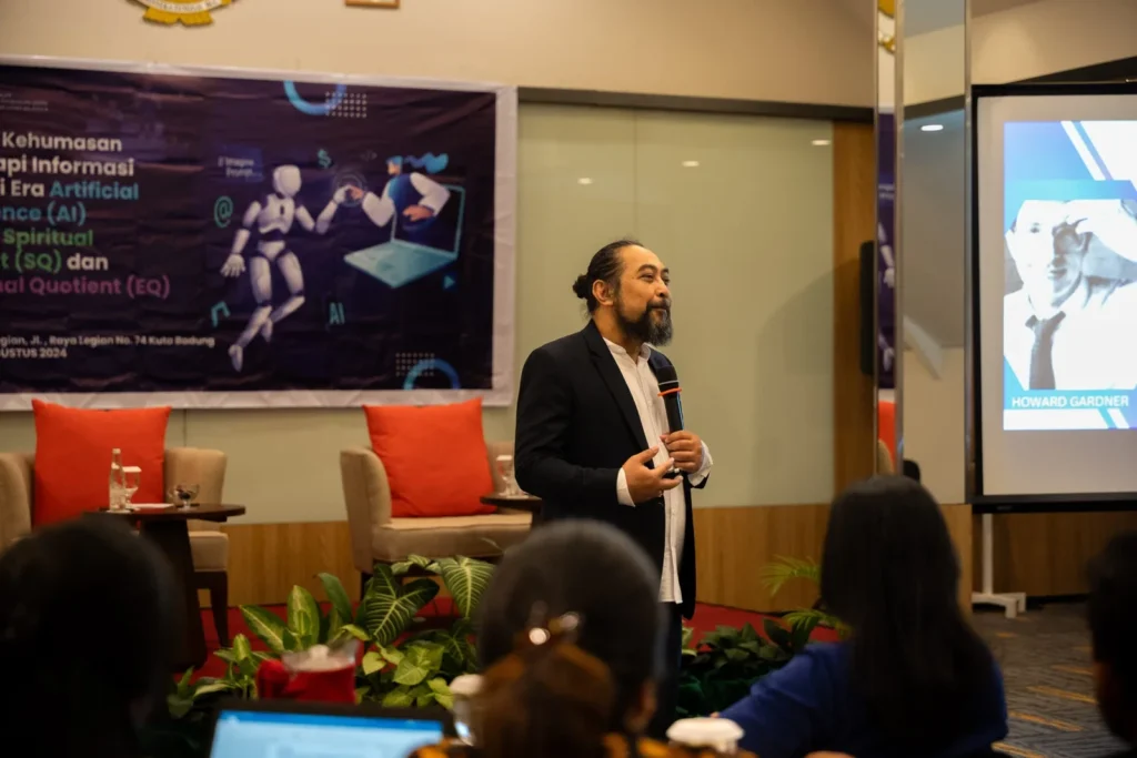 Psikolog Bali dari Sense Hypno sedang memberikan seminar tentang kecerdasan emosional dan spiritual di Denpasar.