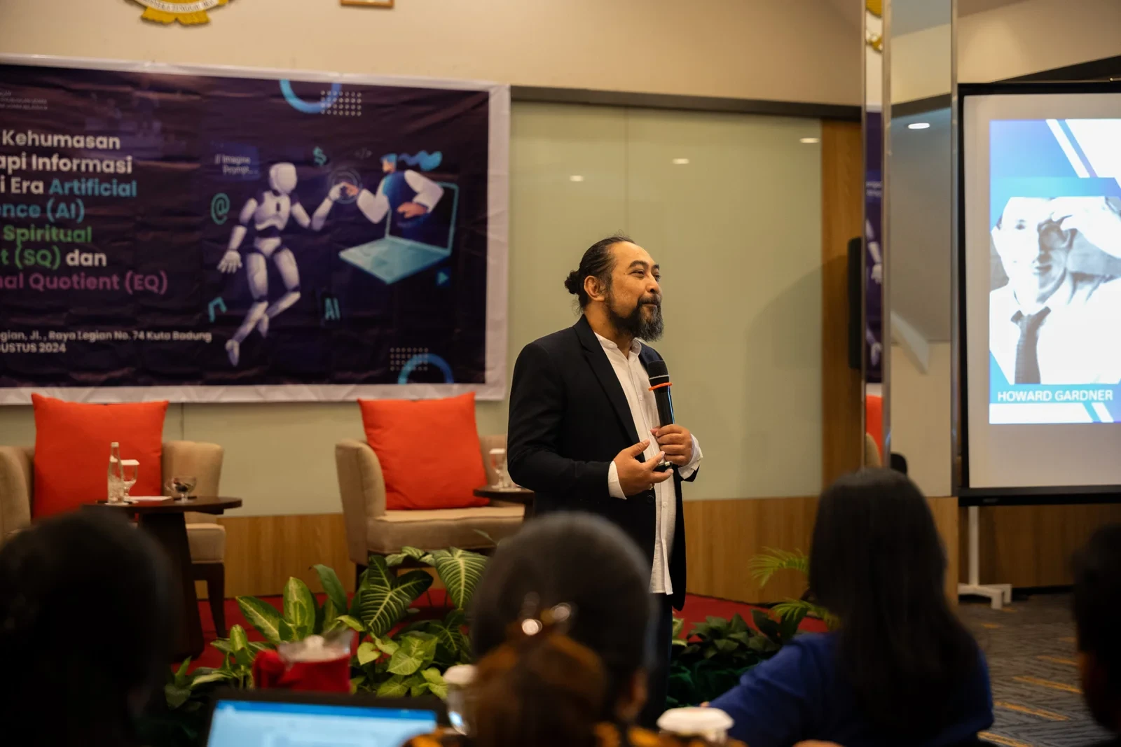 Psikolog Bali dari Sense Hypno sedang memberikan seminar tentang kecerdasan emosional dan spiritual di Denpasar.