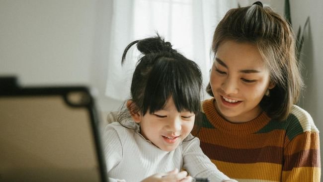 Ibu dan anak menikmati hasil positif dari metode Hypno Parenting Bali dalam meningkatkan kedisiplinan anak.