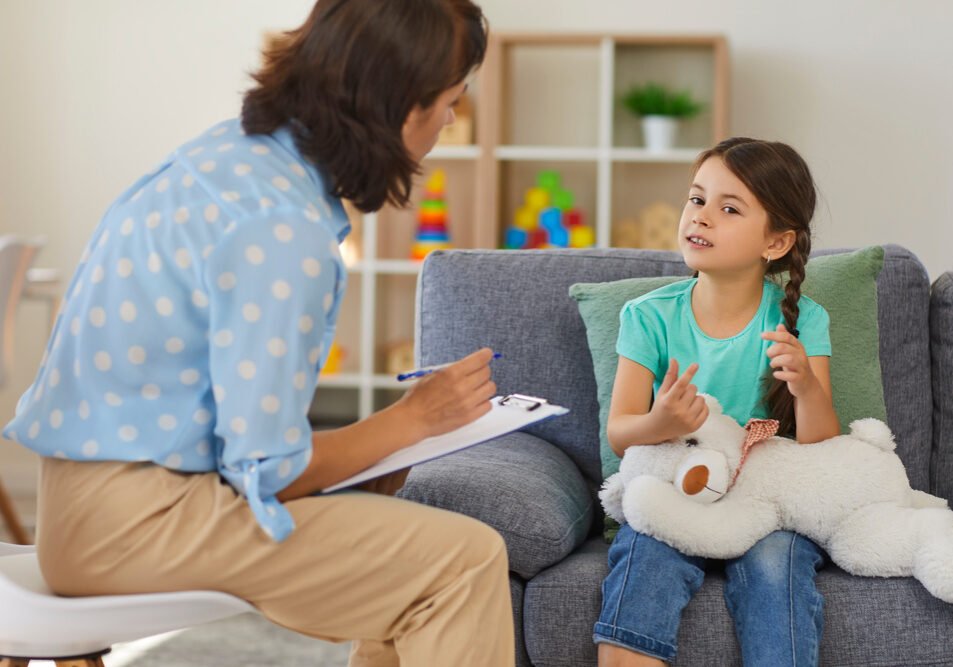 Sesi konsultasi Hypno Parenting Bali antara terapis dan orang tua untuk mengembangkan komunikasi positif dengan anak.