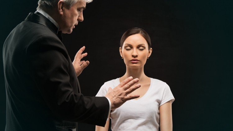 Jasa hipnosis di Bali dengan Master Hypnotist berpengalaman untuk penyembuhan emosional dan mental secara efektif.