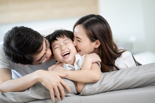 Keluarga harmonis setelah menerapkan metode Hypno Parenting di Bali untuk meningkatkan kedekatan emosional.