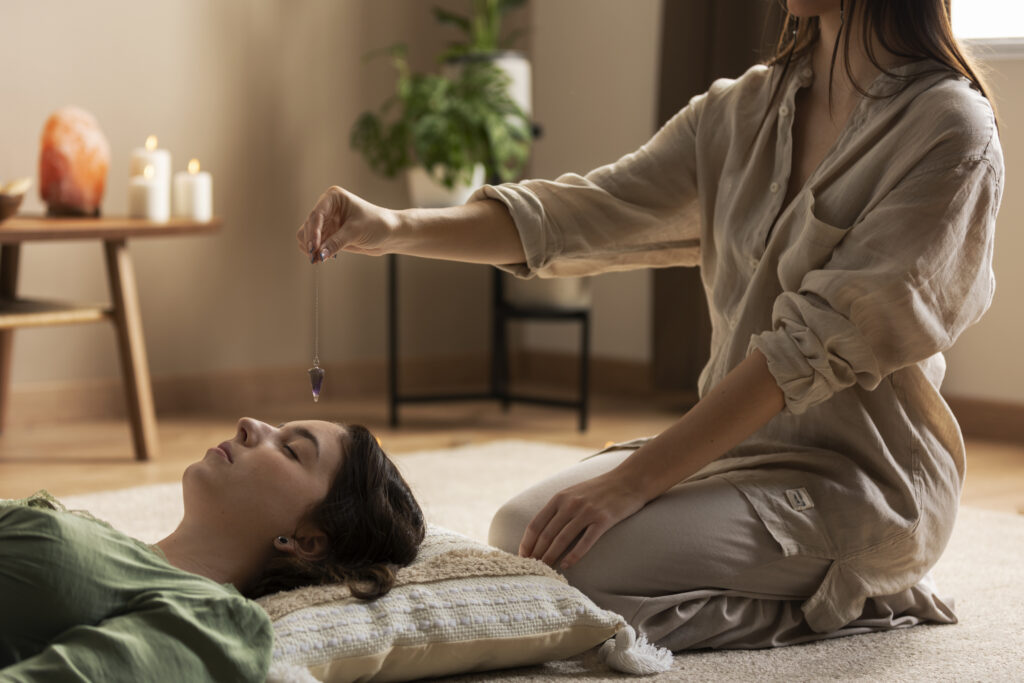 Praktisi melakukan terapi relaksasi dengan reiki, berkaitan dengan biaya hipnoterapi di Denpasar.
