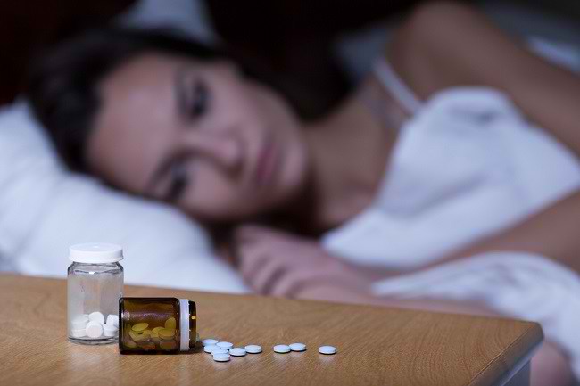 Wanita sulit tidur sebelum menjalani hipnoterapi Bali untuk mengatasi insomnia dan kecemasan.