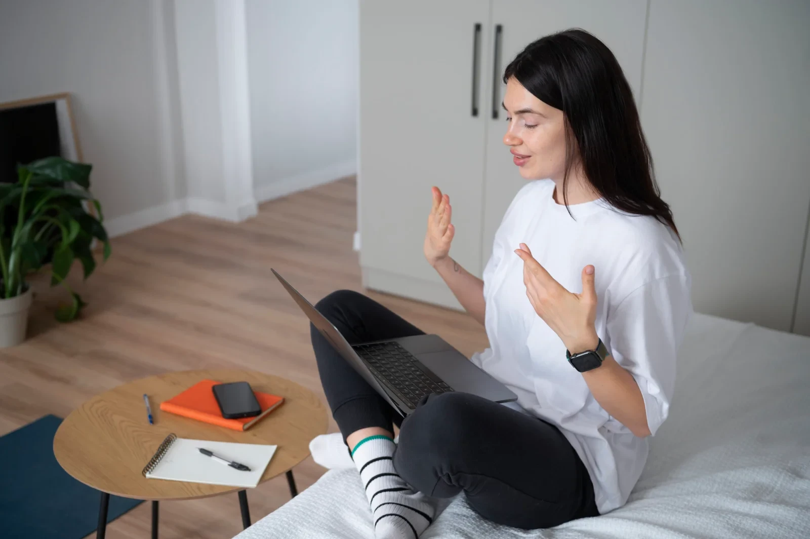 Klien mengikuti sesi hipnoterapi online bersama Sense Hypno Bali dari rumah menggunakan laptop